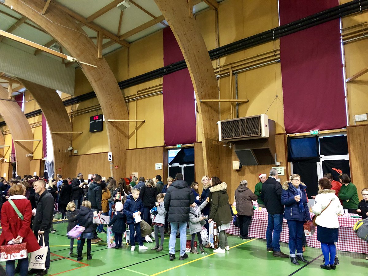 sebastienfagnen's tweet photo. De la magie plein les yeux et les bras chargés de cadeaux pour les enfants du personnel de @CherbourgEnCot. Merci aux bénévoles du #CASCS pour ce spectacle de Noël dont les plus petits se souviendront longtemps. https://t.co/KsBclIuIEK