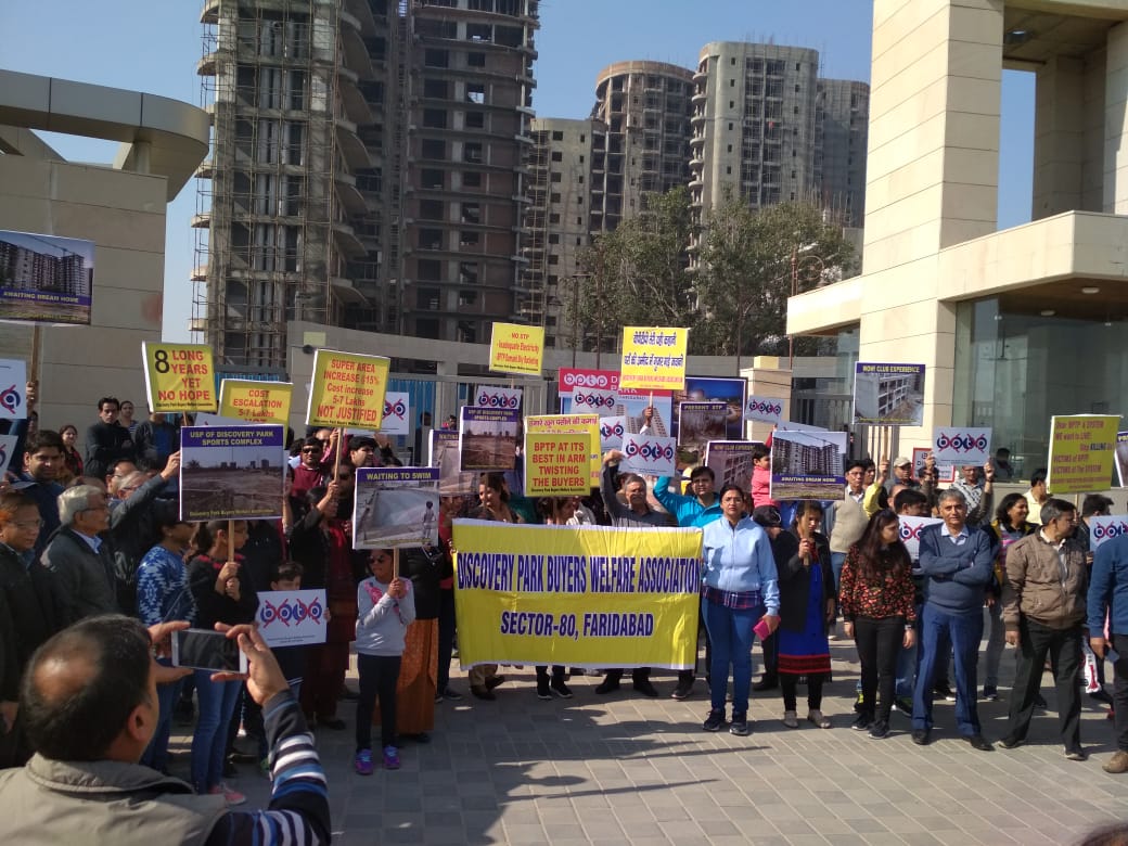 sneh24071's tweet photo. An #UnusualSunday which drove @BPTPDiscovery #homebuyers to #ShowOfUnity against unruly @bptplimited at Sec80 Faridabad. @republic @RepublicTvArnab @ZeeNews @DnaZeeNews @TheLallantop @indiatvnews @TimesNow @News24 https://t.co/DvH7OFJBdM