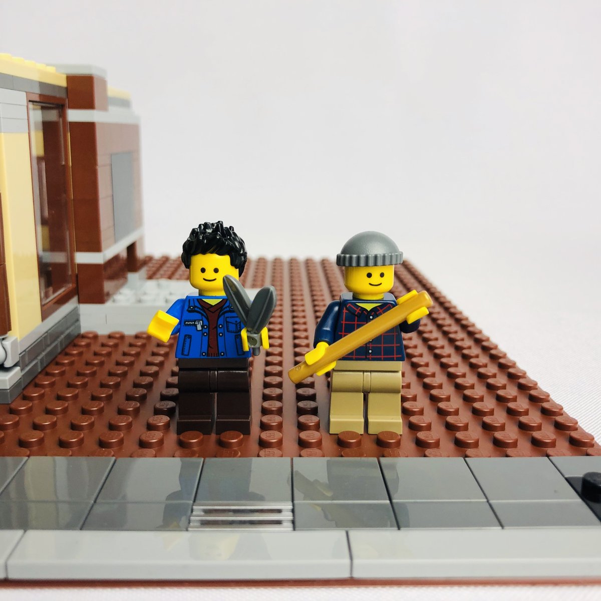 CyberSAP's tweet photo. Aufnahme der Tüten 1 abgeschlossen! Das ist das Ergebnis! Es war großartig und die Folgen kommen bald. Bin selber gespannt, wie die Aufnahme geworden ist. Es war für uns auch ein großes Experiment und hat uns allen viel Spaß gemacht! #ModularBuilding #DetectivesOffice #letsbuild https://t.co/OPIFE2311Q