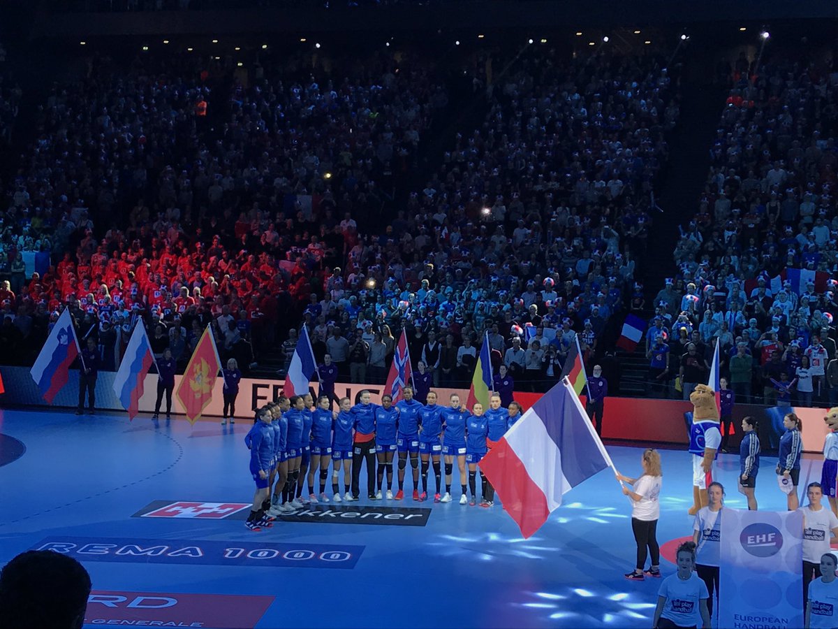 RoxaMaracineanu's tweet photo. ALLEZ LES BLEUES #handballissime https://t.co/YQ03RgLVX1