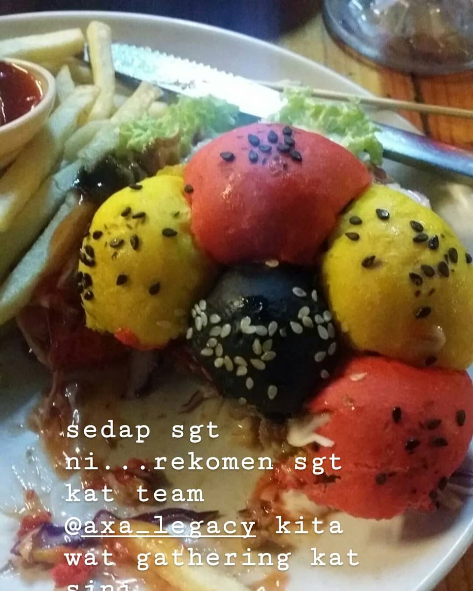 mayamazlina1's tweet photo. Done hr ni dinner kat burger warisan sijangkang. Gara2 layan @aedyxashraf kat terbukti lazat channel okey. Jom team @axalegacy kita wat gathering kat sini https://t.co/IT73OAYy6R