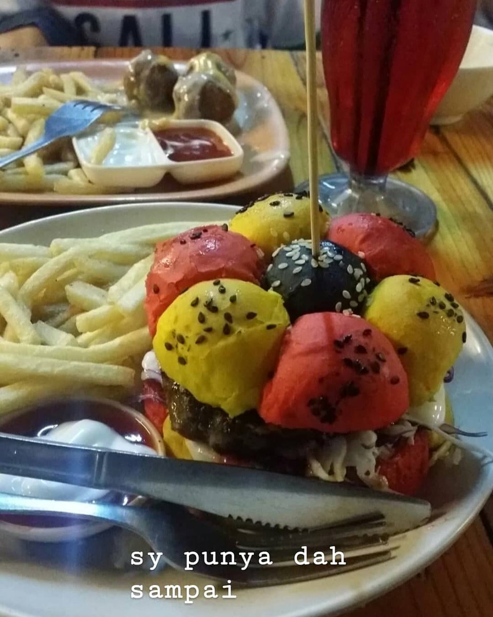 mayamazlina1's tweet photo. Done hr ni dinner kat burger warisan sijangkang. Gara2 layan @aedyxashraf kat terbukti lazat channel okey. Jom team @axalegacy kita wat gathering kat sini https://t.co/IT73OAYy6R