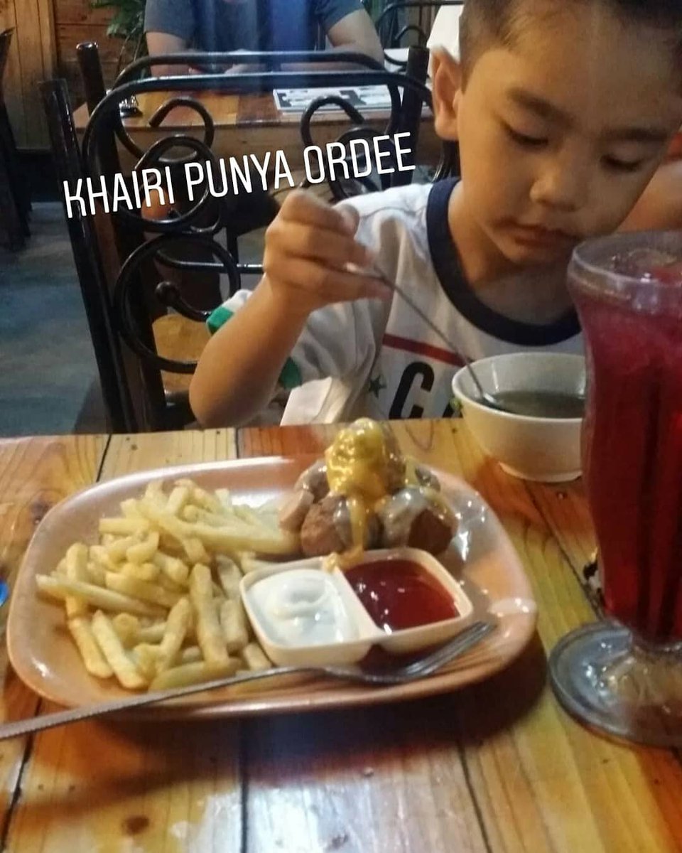 mayamazlina1's tweet photo. Done hr ni dinner kat burger warisan sijangkang. Gara2 layan @aedyxashraf kat terbukti lazat channel okey. Jom team @axalegacy kita wat gathering kat sini https://t.co/IT73OAYy6R
