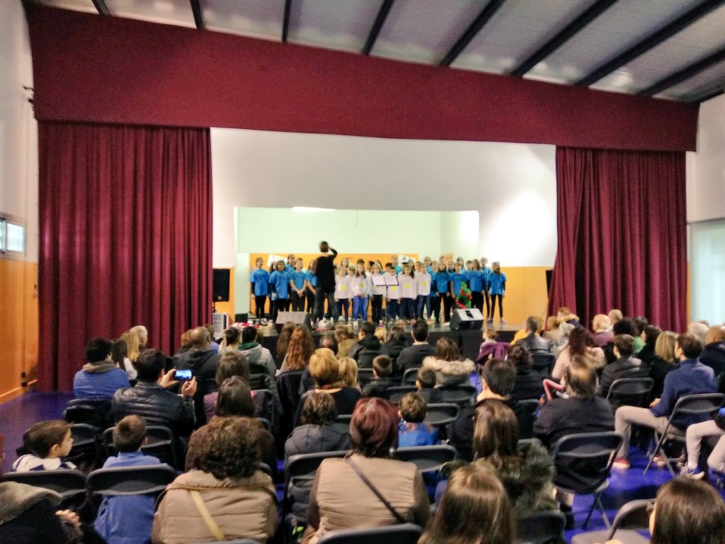Escola_Alberich's tweet photo. Matinal solidària a l'@Escola_Alberich excursionisme amb els #Alberikus i #Música amb les corals #Picarols i #Alberichor i el Grup #RockInside per @LaMaratoTV3_SVH #Solidaritat @reus_cat #Gràcies a tots per fer-ho possible #AMIPA i #famílies https://t.co/C8o9n0jYr4