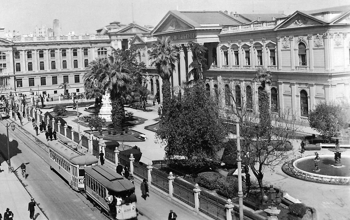 alb0black's tweet photo. Tranvías por calle Bandera, frente al ex Congreso Nacional.
Santiago de Chile, c1940. https://t.co/HmnySVzc4G