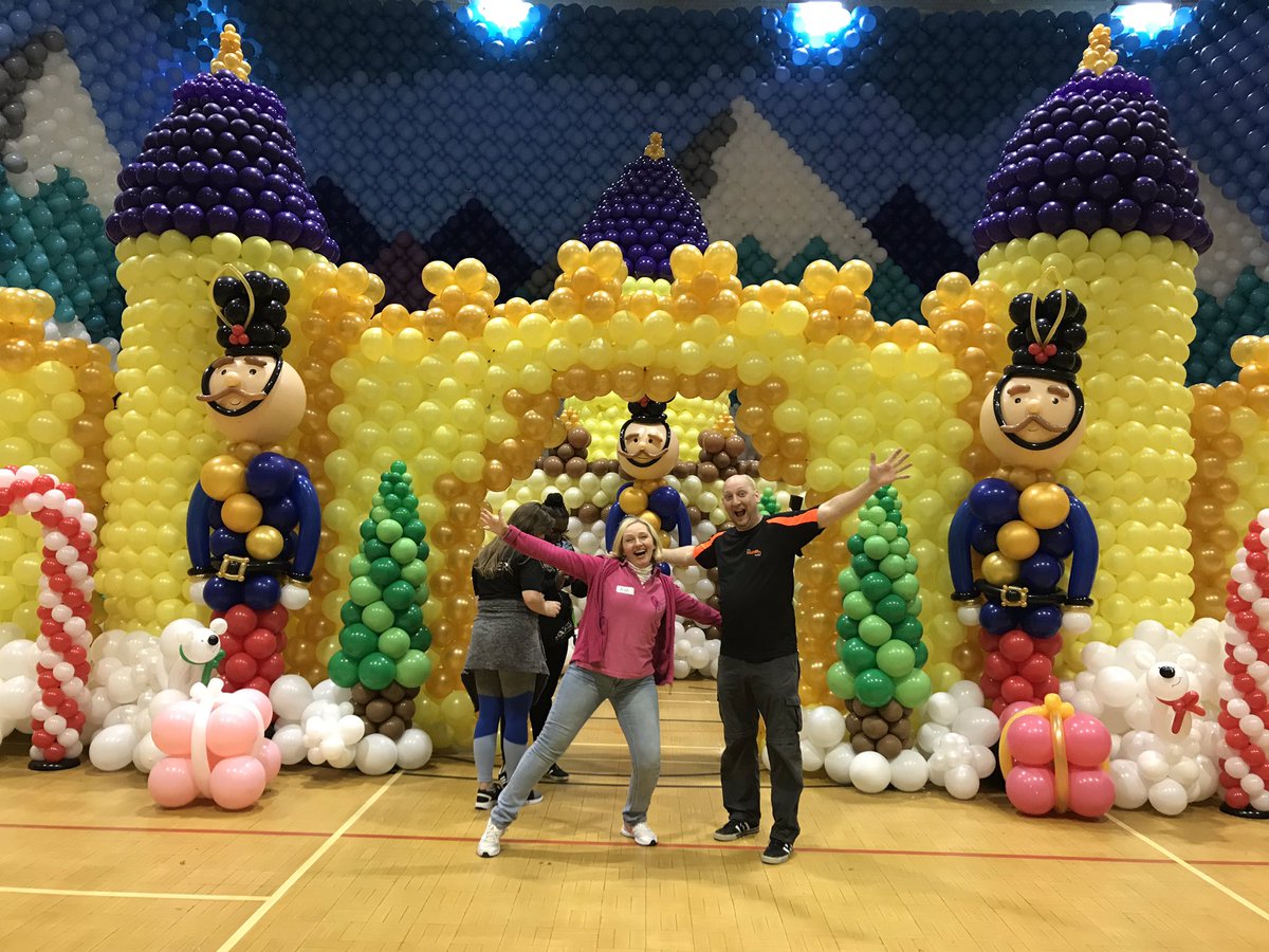 BalloonsAreFun_'s tweet photo. Some more amazing photos from our #BigBalloonBuild experience 😊🎈🎈
#BalloonsAreFun #HighworthEmporium #ChristmasBalloons https://t.co/eJLOHG0j0b