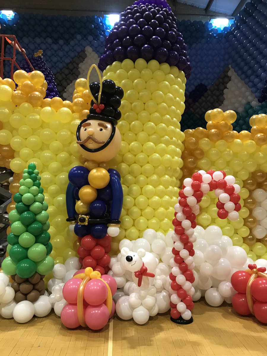 BalloonsAreFun_'s tweet photo. Some more amazing photos from our #BigBalloonBuild experience 😊🎈🎈
#BalloonsAreFun #HighworthEmporium #ChristmasBalloons https://t.co/eJLOHG0j0b