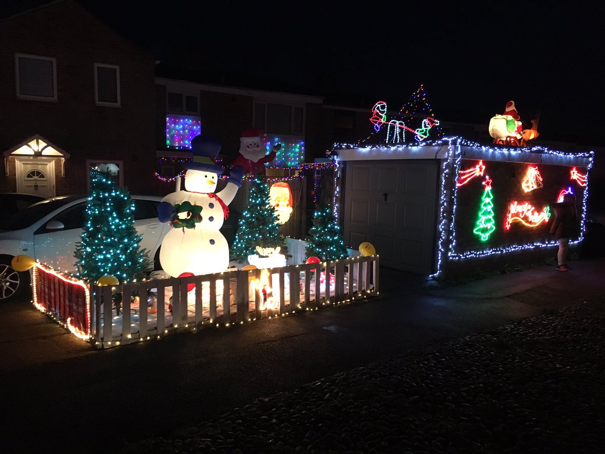 Thanks to the <a href="/EHAAT_/">ehaat_</a> Essex air ambulance for the banners and balloons. #lightsforflights