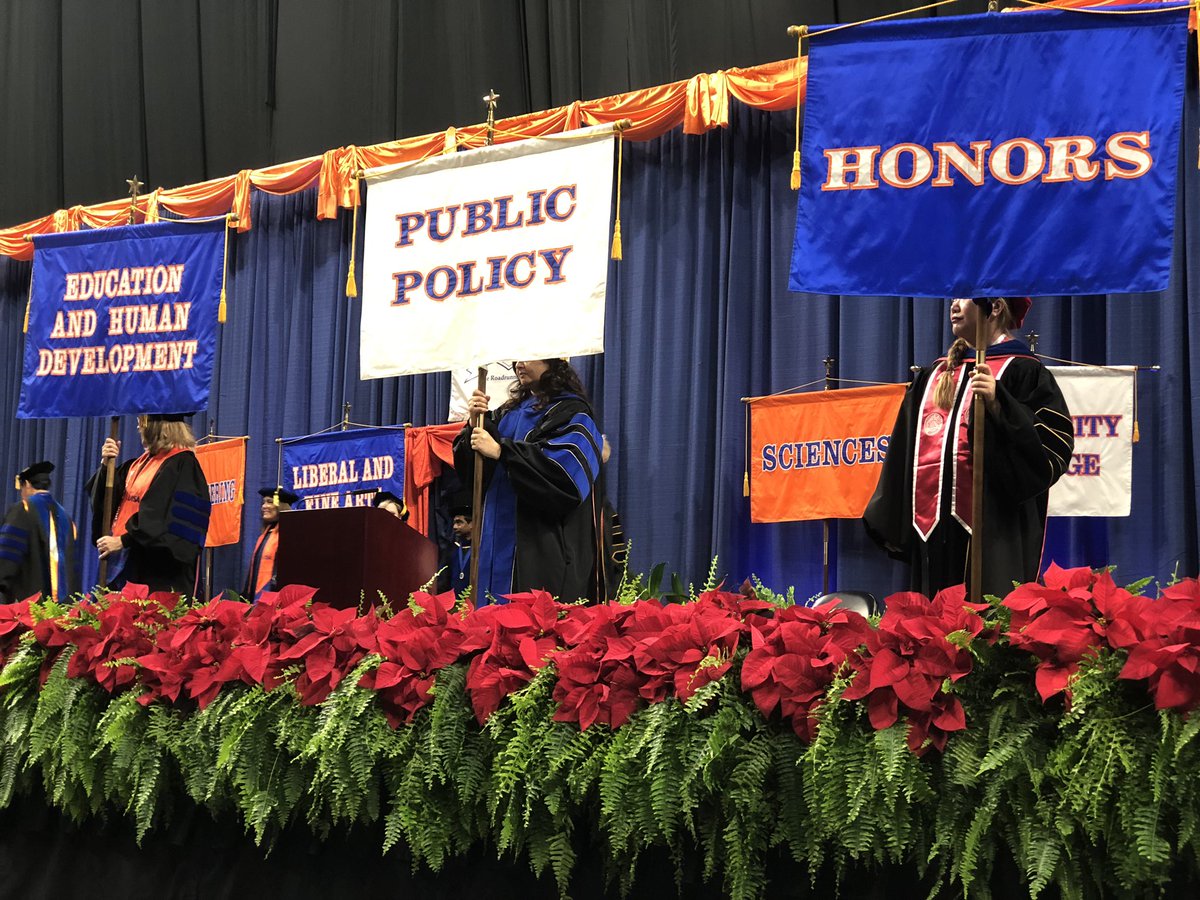 UTSAGetInvolved's tweet image. #Commencement Ceremony ☝️ is happening right now!
#UTSA #UTSAGRAD18