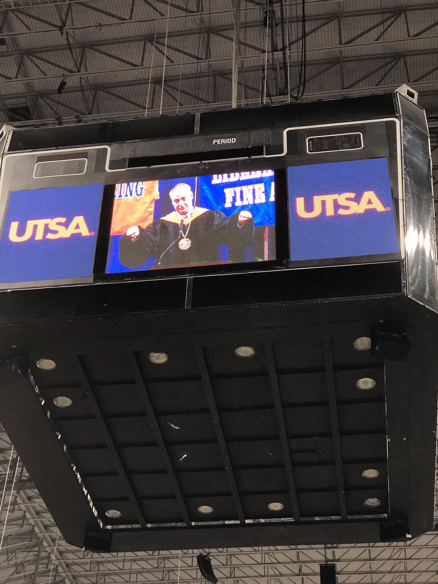 UTSAGetInvolved's tweet image. #Commencement Ceremony ☝️ is happening right now!
#UTSA #UTSAGRAD18