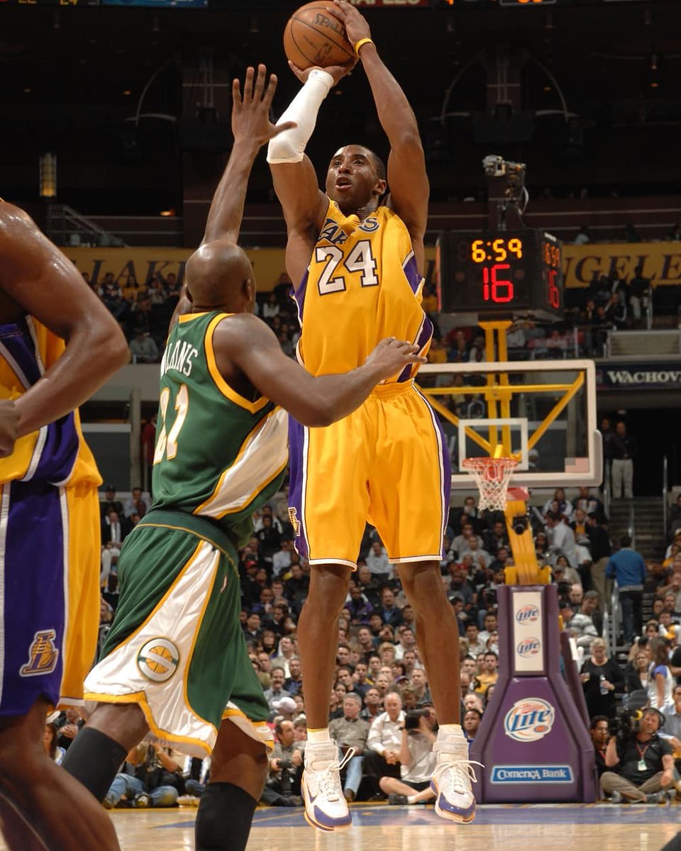 SLAMKicks's tweet photo. What kicks did you hoop in this weekend? https://t.co/63S6wuzWSe