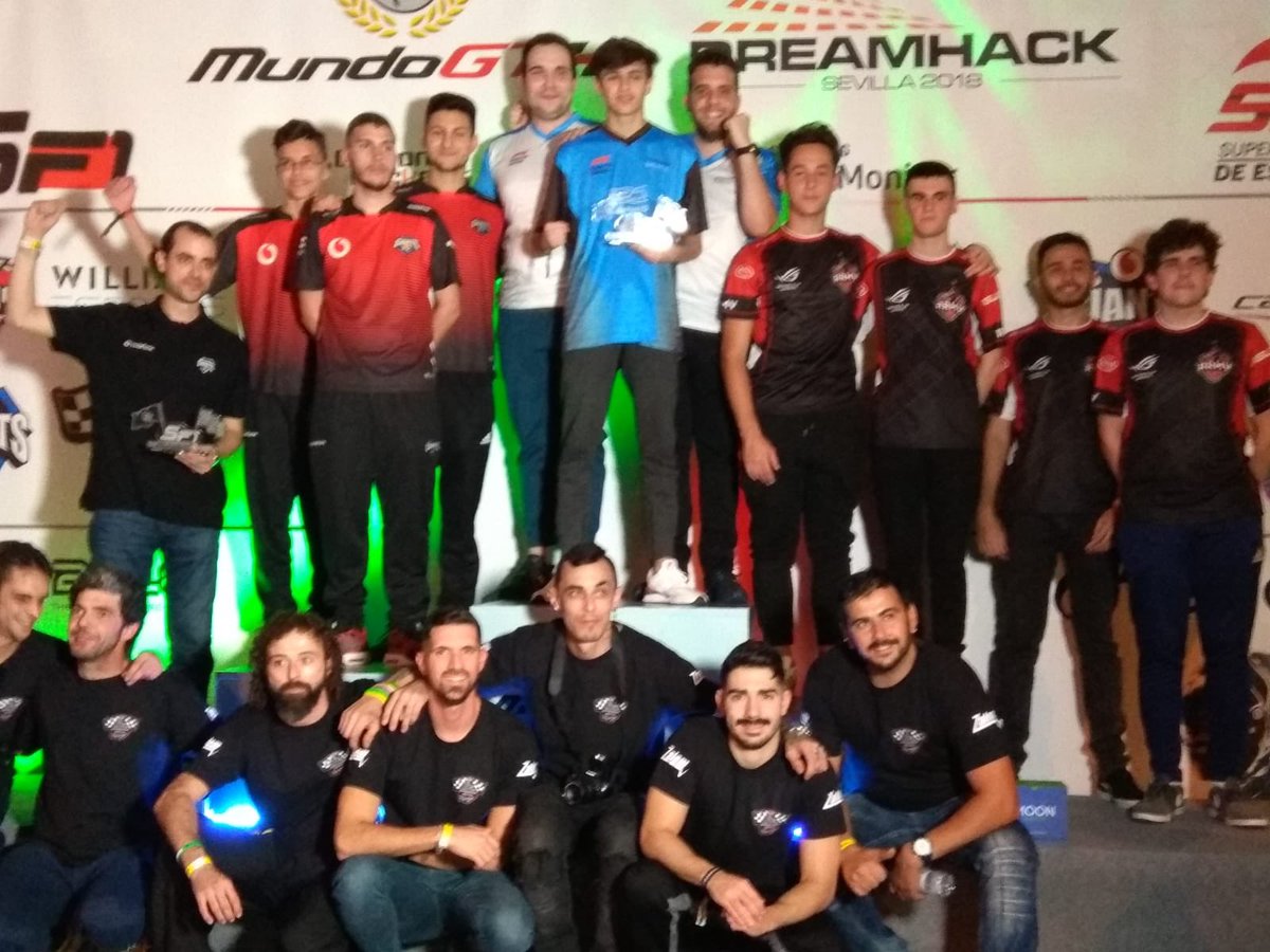 WilliamsF1TG's tweet photo. #F12018 | Victory in the @MundoGT #SF1 live finals at #DHSEV18! 🏆

An incredible weekend here as we take six wins from six and both the #SCE &amp; #SF1 crowns! Great job team 💪

#WilliamsEsports #SimRacing #Esports https://t.co/gUWfCG8keG
