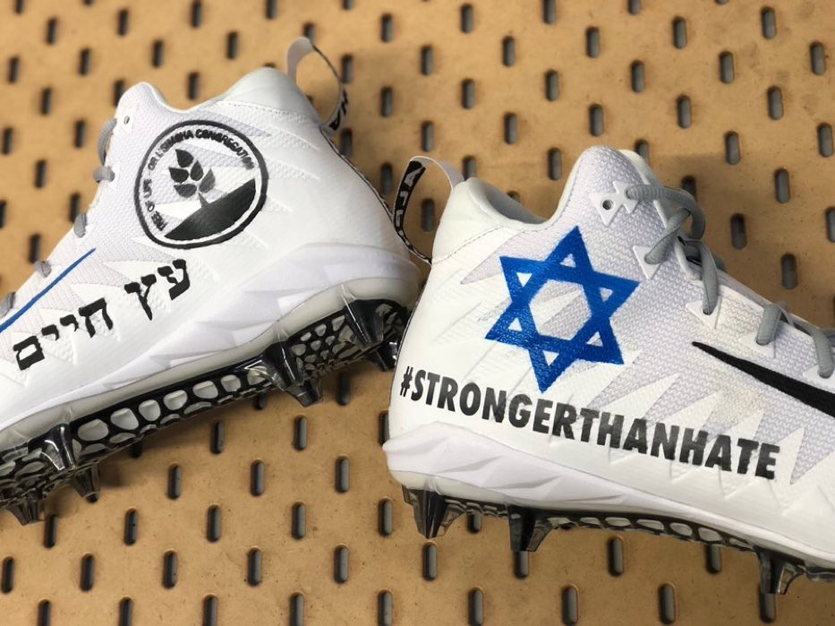 theScore's tweet photo. Julian Edelman will honour the victims of the Tree of Life Synagogue shooting with these custom cleats. #strongerthanhate 

(📸: @Edelman11) https://t.co/1cGOqNIUDu