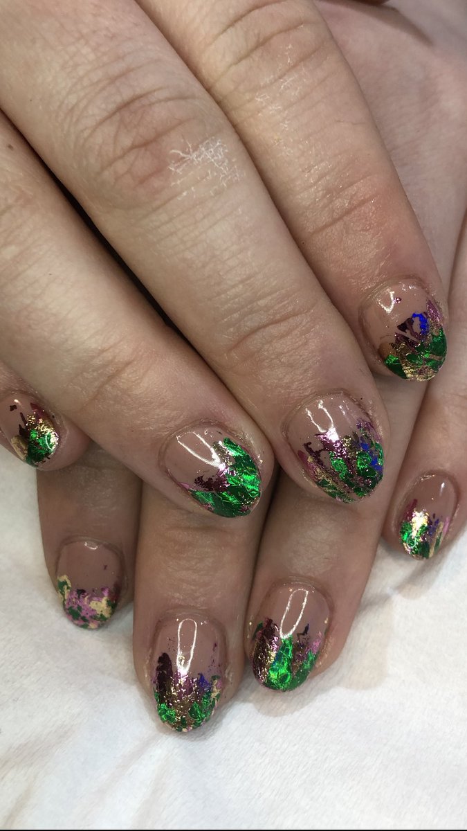 ClaireHenderso1's tweet photo. This Picture Doesn’t Do These Nails Any Justice 😍 @cndworld Satin Pyjamas Using @lovelecente Foils #brightgold #pinklace #green #nailday #nails #lovelecente #nailsofinstagram #nailsnailsnails #nailswag #manchesternails https://t.co/zWFPcPEPag