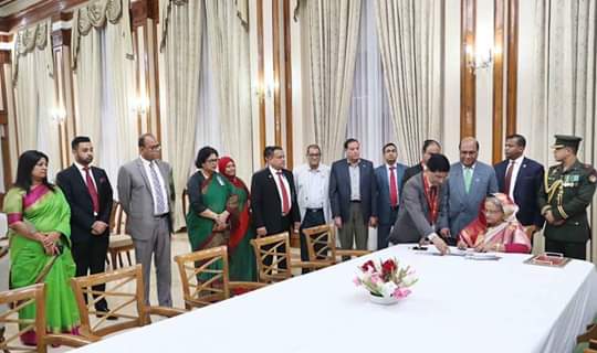 Sheikh__Hasina's tweet photo. বঙ্গবন্ধুকন্যা, মাননীয় প্রধানমন্ত্রী দেশরত্ন শেখ হাসিনা গণভবনে মহান বিজয় দিবস উপলক্ষে স্মারক ডাকটিকেট অবমুক্ত করেন।
তারিখ- ১৬/১২/২০১৮
#SheikhHasina 
#বিজয়_দিবস 🇧🇩 https://t.co/v8kYQi0JLe