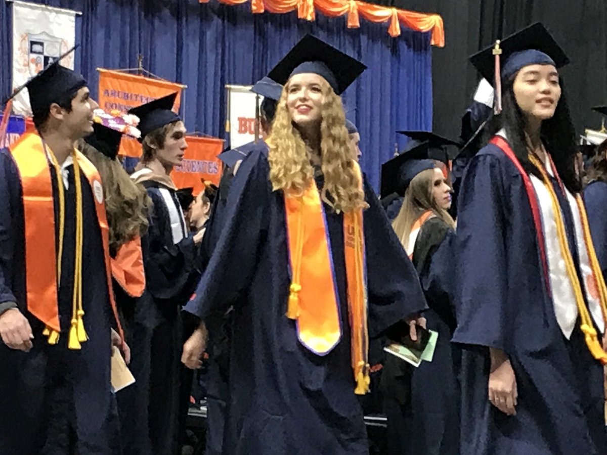 UTSAGetInvolved's tweet image. Congrats graduates! #utsagrad18 #utsa #birdsup