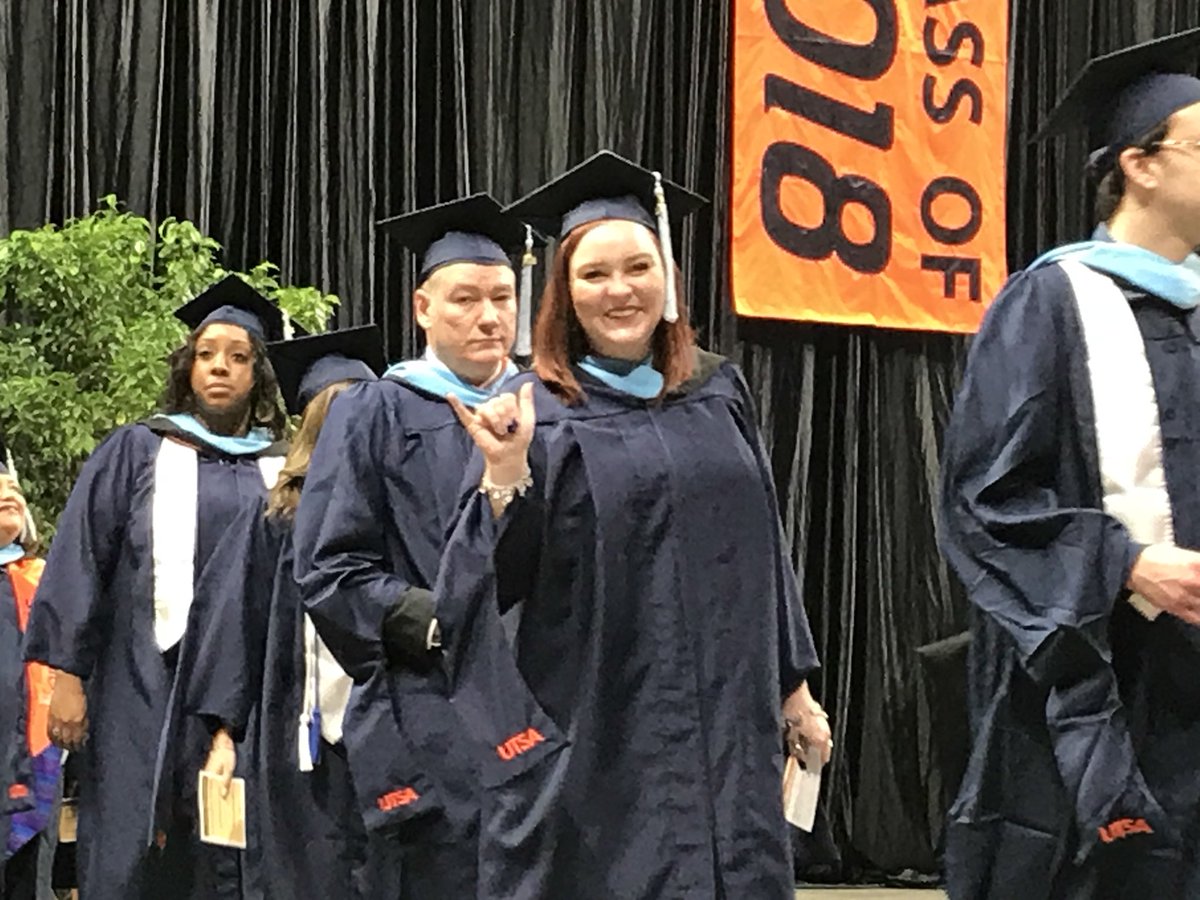 UTSAGetInvolved's tweet image. Congrats graduates! #utsagrad18 #utsa #birdsup