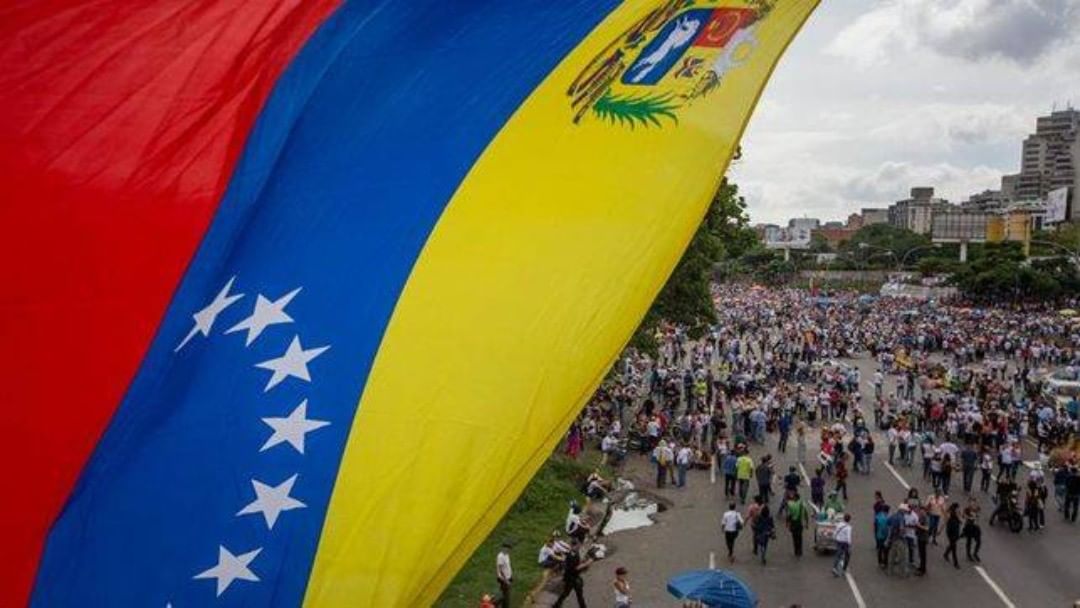 VoluntadPopular's tweet photo. Cuando los tiempos se ponen difíciles, no nos damos por vencidos. ¡Nos levantamos, nos mantenemos de pie y luchamos hasta vencer! #FuerzaYFe https://t.co/REq2qMBP1s