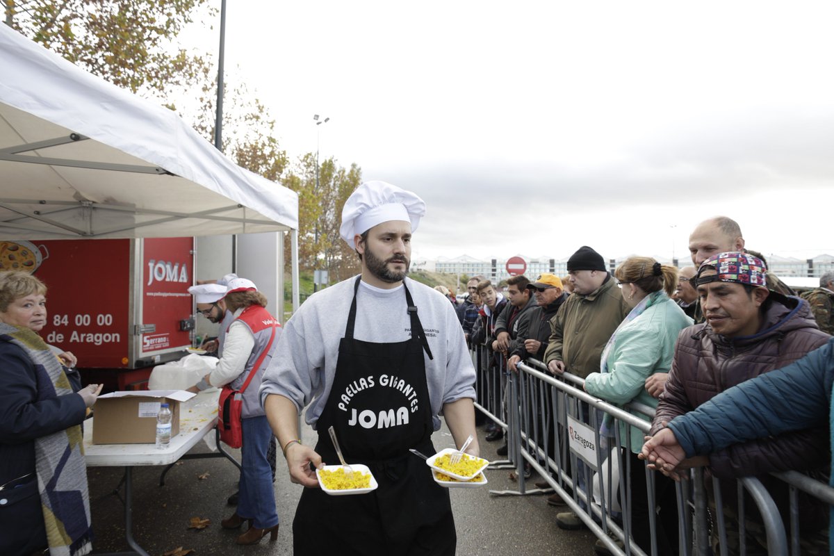 CopeZaragoza's tweet photo. Esta mañana se han repartido 2.000 raciones de paella que se ha cocinado en el Rastro, en el marco de las actividades de dinamización de mercados. Una iniciativa en la que ha colaborado el cuerpo de voluntariado de #Zaragoza, el servicio de Mercados y @PaellasJoma. https://t.co/ZMVY6zcMWZ