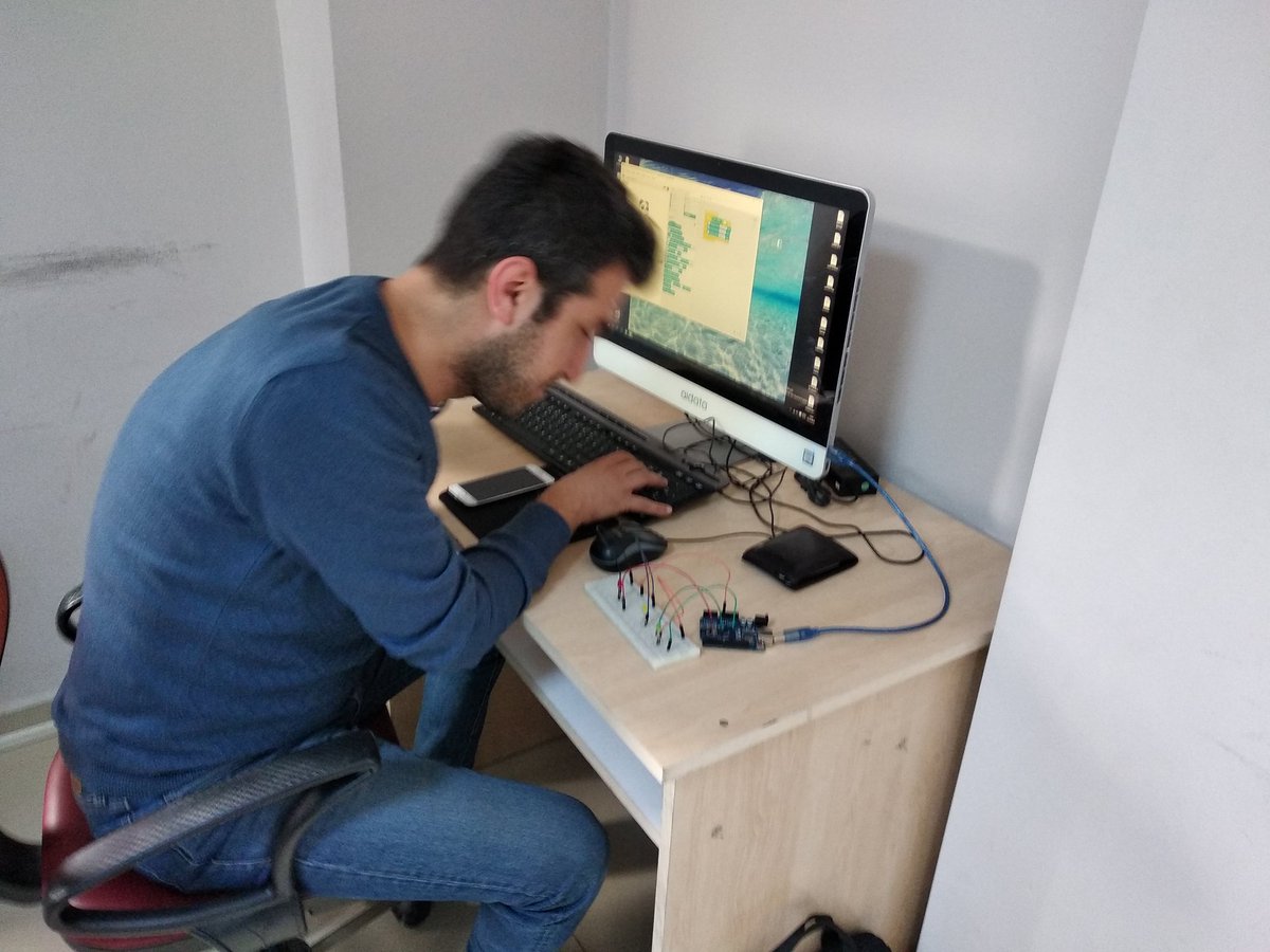 Bilgi paylaşıldıkça çoğalır diyerek bugün kodlama robotik öğrenmek isteyen istekli, gönüllü öğretmen arkadaşlarımizla mBot ve Arduino eğitimi yaptık. Verimli, faydalı bir eğitim oldu. Pazar tatillerinden fedakarlık edip eğitime katılan bütün öğretmen arkadaşlarımıza teşekkürler..