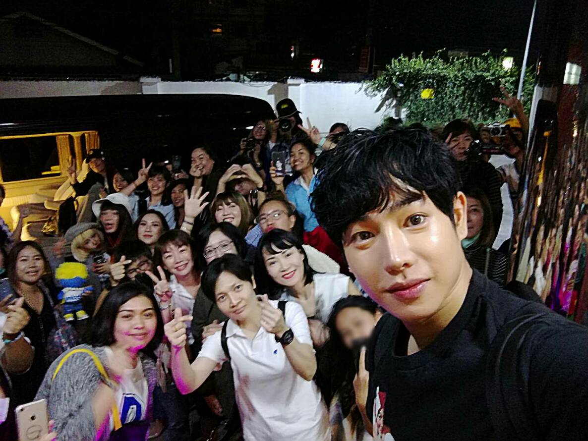 NapasPal's tweet photo. คนถ่ายหล่อตัลหลอดตัวประกอบช่างเขา55555 
#เป๊กผลิตโชค 
#PeckPalitchoke https://t.co/Ycu3PYbUEU