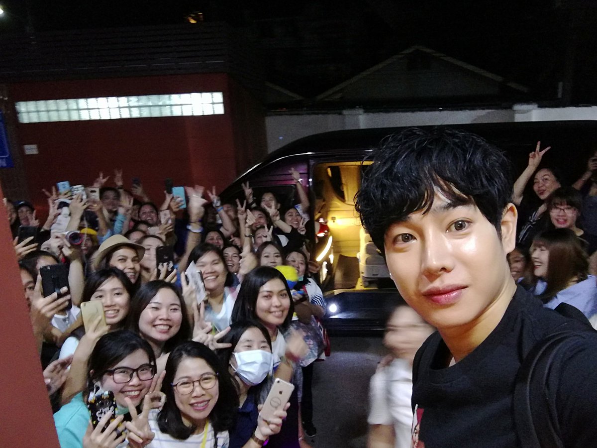 NapasPal's tweet photo. คนถ่ายหล่อตัลหลอดตัวประกอบช่างเขา55555 
#เป๊กผลิตโชค 
#PeckPalitchoke https://t.co/Ycu3PYbUEU