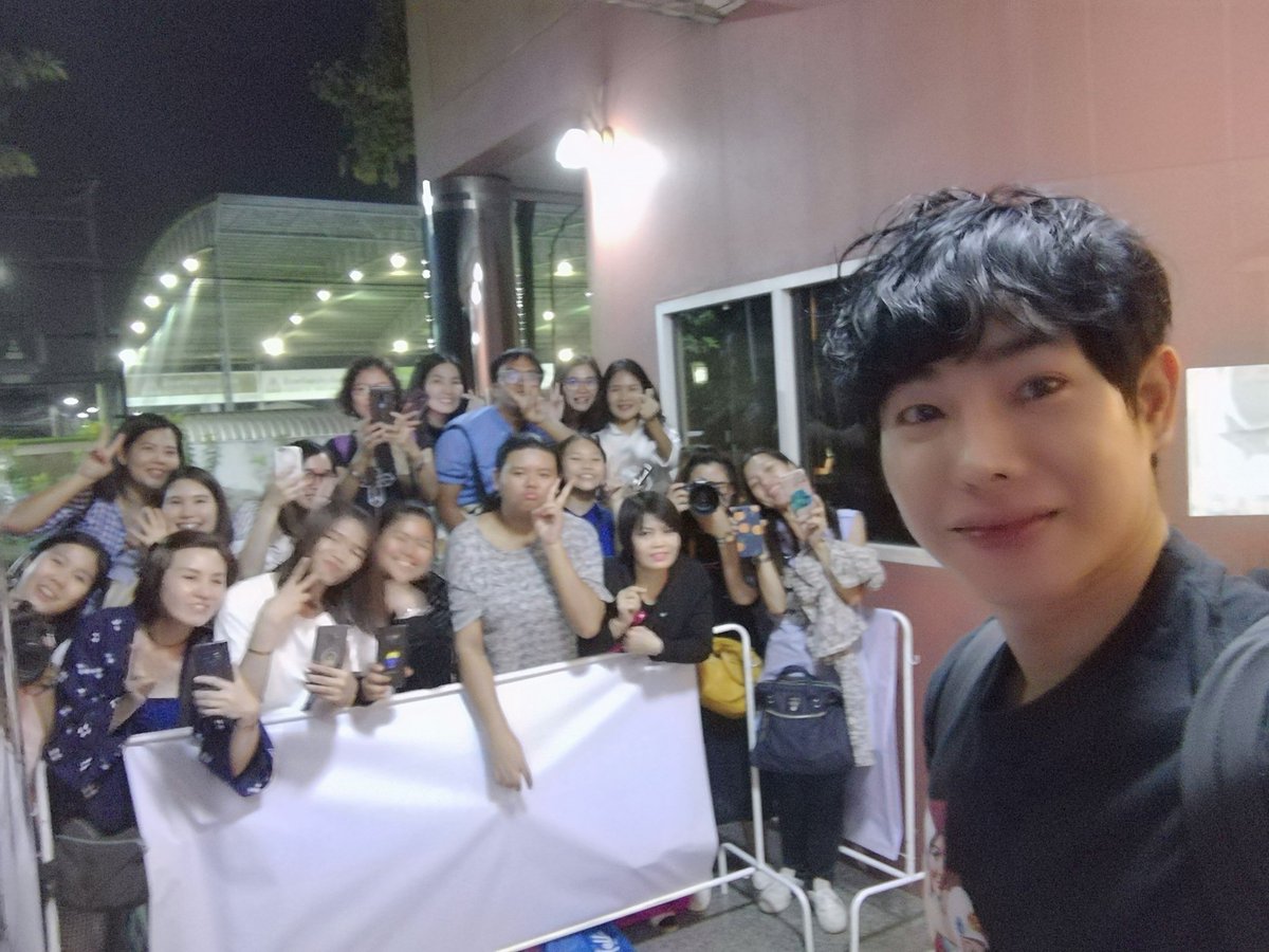 NapasPal's tweet photo. คนถ่ายหล่อตัลหลอดตัวประกอบช่างเขา55555 
#เป๊กผลิตโชค 
#PeckPalitchoke https://t.co/Ycu3PYbUEU