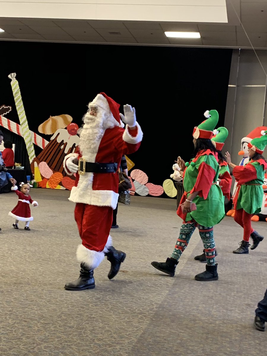 Representing the #MichiganKingdom at #BlackSanta P.S. <a href="/DemetrusHayes1/">Demetrus Hayes</a> Santa says I’ve been nice this year! #attemployee #lifeatatt <a href="/Samer_Kawash/">Samer Kawash</a> <a href="/TomMonahan10/">Tom Monahan</a> <a href="/shawnglinski/">Shawn Glinski</a> @OliviaLeGLM <a href="/fjdevereux/">Fred Devereux</a> @brianjshay