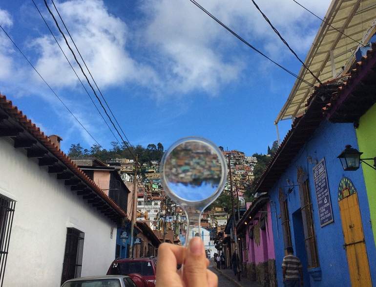 CiudLab's tweet photo. 1/2 Desde abajo, desde la cll Bolívar y la Paz del pueblo, el barrio se ve como un gran mosaico empinado sobre la colina. Desde ahí luce impenetrable pero a la medida que te acercas a la av Progreso visualizas lo accesible que es,
#ElCalvarioPuertasAbiertas #CiudadLaboratorio https://t.co/3nHsEXq807