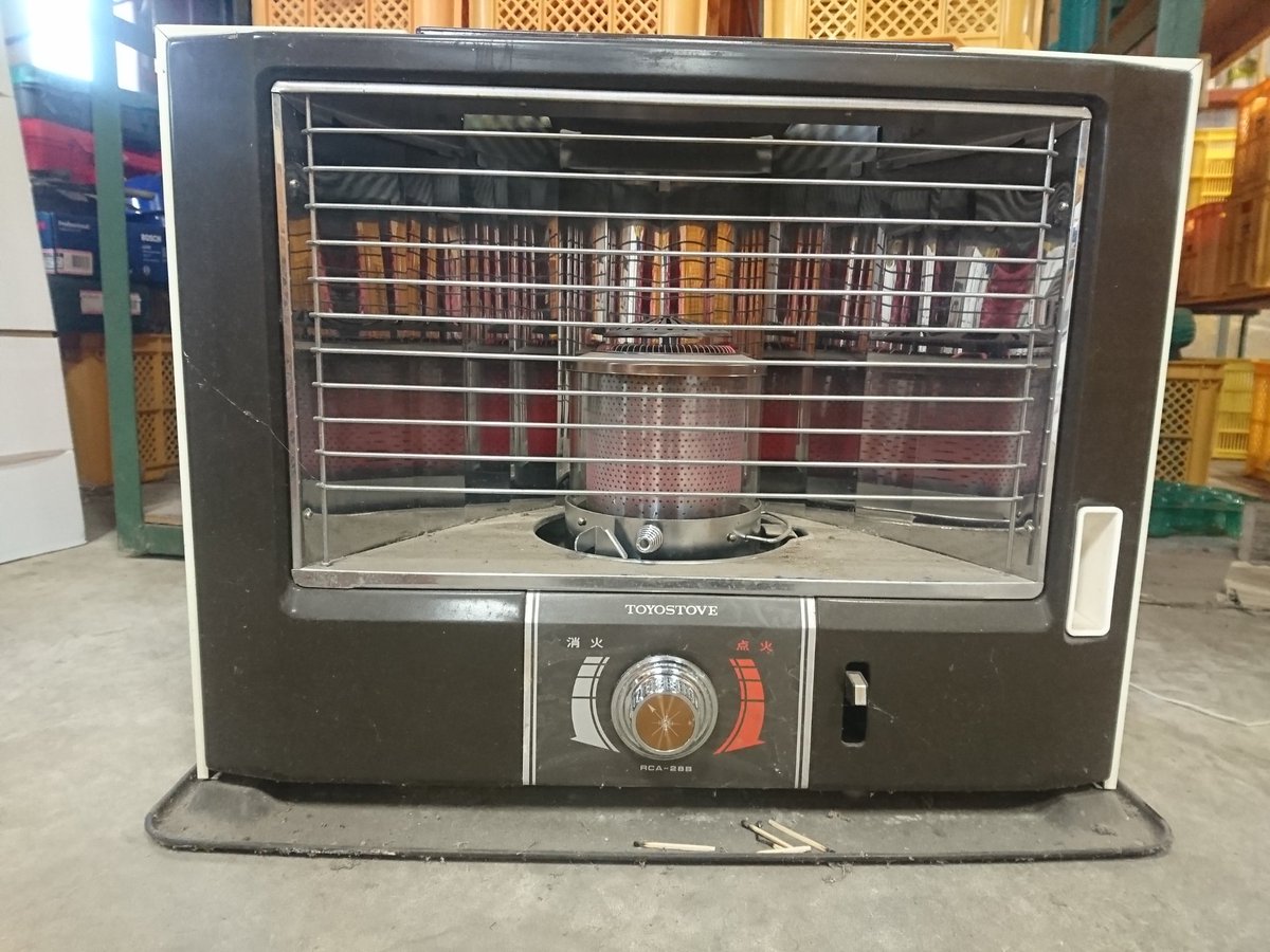 ট ইট র Bergkatze ファンヒーターで温まり序でにリビングの薪ストーブと作業場の古い石油ストーブの画像を貼る 電気を消して炎を撮ろうと思ったんだけど フラッシュがオート設定だったので普通の画像になった てか マクロ撮影じゃなきゃ スマホでこんなに