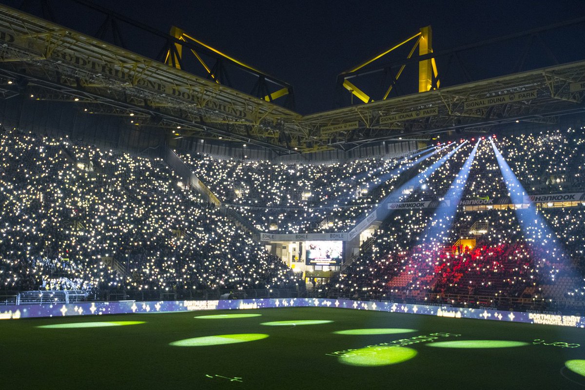 BVB's tweet photo. 🎄 Danke an 50.000 Goldkehlchen! Es war uns ein Fest. #Weihnachtssingen https://t.co/acjvgIdZJc