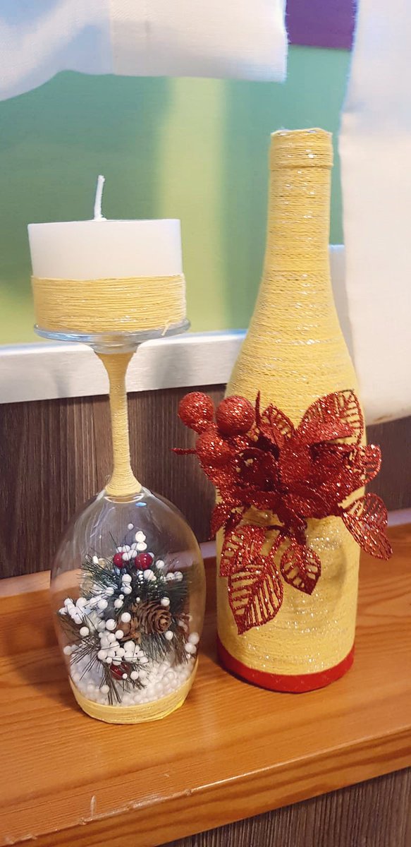 HomarusCC's tweet photo. Ha llegado la #Navidad a #Homarus. Botellas recicladas para dar el toque navideño 🎄 a nuestro restaurante.
#HomarusCC
#Reciclaje
#Cáceres
#Extremadura https://t.co/X45UPgtgZ6