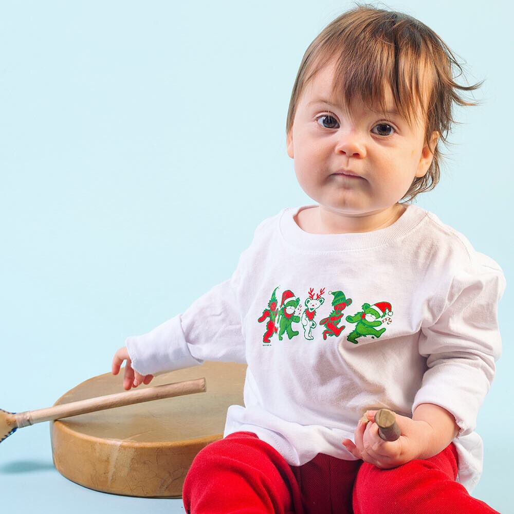 littlehippiellc's tweet photo. Our Jingle Bears apparel is on sale now through midnight PST tonight. Save 25% on styles for all ages with code JINGLEBEARS25 at https://t.co/n2tf2QwL4c. 🐻⚡️🎄🎁🎅⠀
⠀
#gratefuldeadchristmas #babysfirstphotoshoot #nextgenheads #gratefuldeadshirt #littledeadhead https://t.co/Zg8nZkui0V