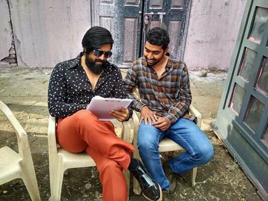 Yashcultguru's tweet photo. Exclusive @TheNameIsYash boss working stills frome #KGF movie
#KGF21Dec #5DaysToKGF https://t.co/jJWorEK9LM