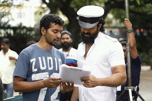 Yashcultguru's tweet photo. Exclusive @TheNameIsYash boss working stills frome #KGF movie
#KGF21Dec #5DaysToKGF https://t.co/jJWorEK9LM