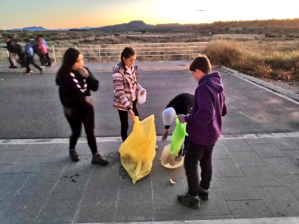 #ParadojasScouts El 108 se encuentra inmerso en un concurso #ScoutsRECICLANvidrio y hoy hemos recogido en #libera1m2  Avilés-Lorca varios kg.
¡Y no lo hemos ♻️ en nuestro IGLÚ verde!🤓
Éste está en #PlzSanVicente. OJO:Reciclar vidrio se puede hacer a CUALQUIER hora <a href="/googlemaps/">Google Maps</a> 🤣