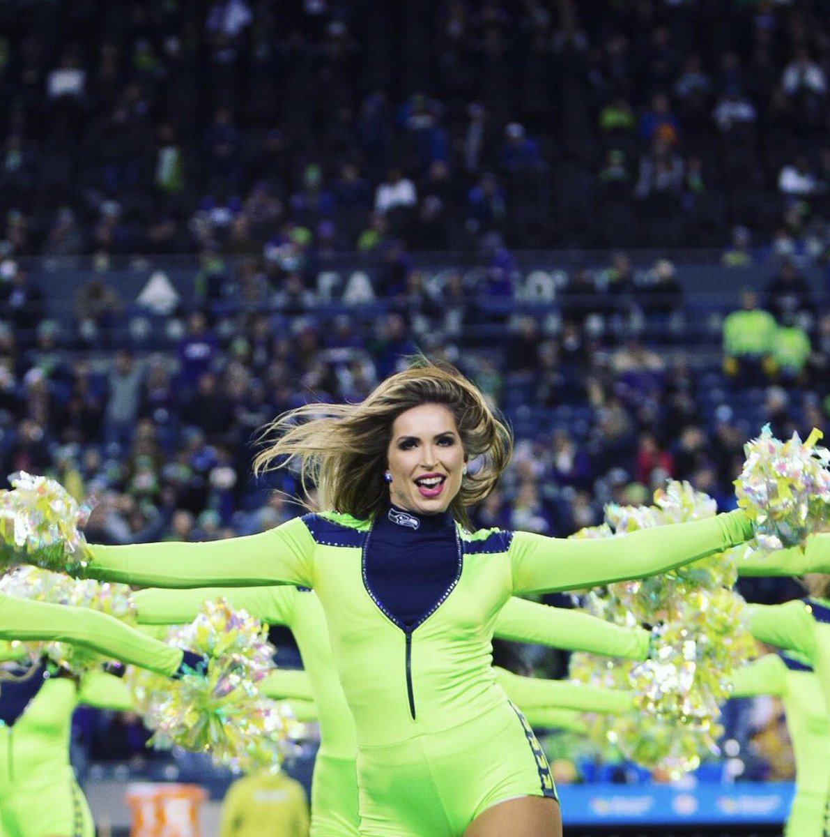 SeaGalBronwyn's tweet photo. Game day in the bay 🙌💚💙 #GoHawks #SEAvsSF #2018SeaGals https://t.co/e5jEPjpP04