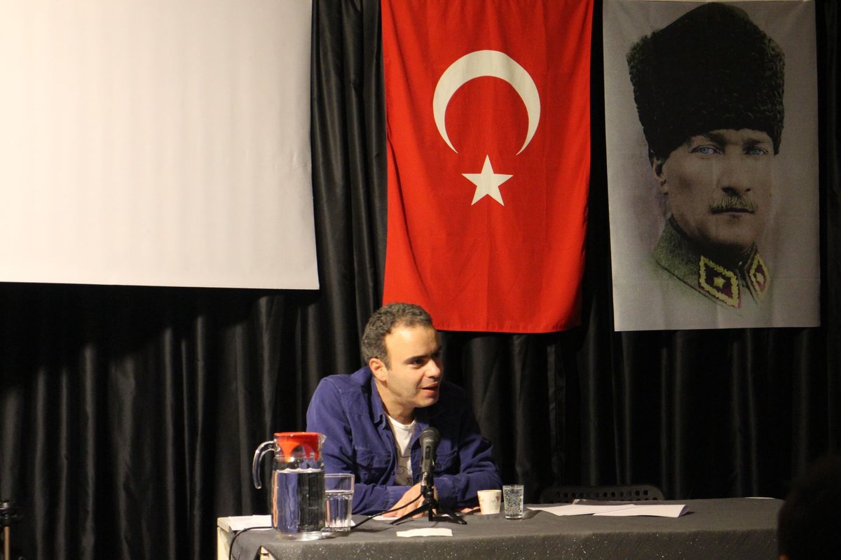 Erkan Yücel Kültür Merkezinde; 16.12.2018 günü saat 16:00'da gerçekleşen Edebiyat Söyleşileri etkinliğinin konuğu, Yazar ve Şair <a href="/OnurCaymaz/">Onur Caymaz</a> idi. Doğru Türkçesi ve etkin anlatım dili ile Edebiyatın "naylon" bir dil kullanılarak etkin olamayacağını ironik bir anlatımla  ispatladı.