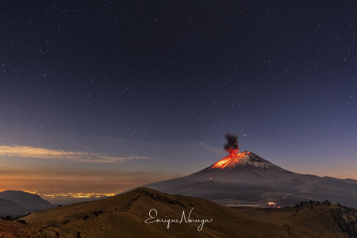webcamsdemexico's tweet photo. Vía @enriquenoriega:

Don Goyo ayer en la noche! 

https://t.co/o2UKhrwDC0