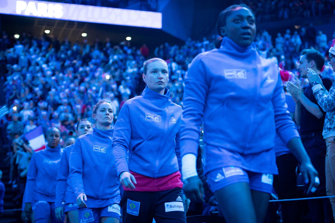 ffhandball's tweet photo. #EHFEuro2018
🇫🇷 24⚡21 🇷🇺
Les Bleues sacrées championnes d'Europe dans une AccorHotels Arena pleine à craquer 🙌🇫🇷 
#Handballissime https://t.co/lTaacuIHhP