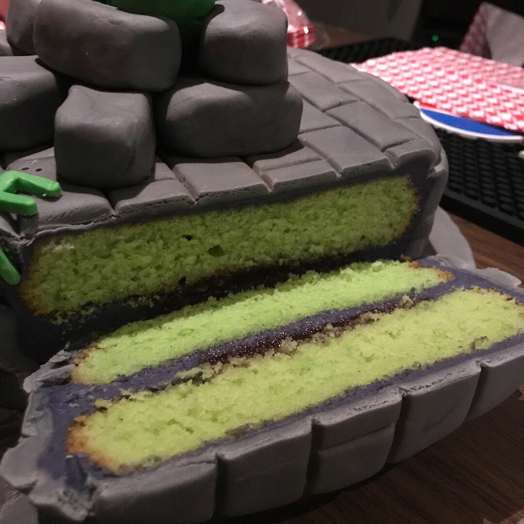 stephmcd90's tweet photo. Made this for wee incredible Harris. He loved it! Happy birthday. #StephCakes #AmateurBaker #HulkCake #IncredibleHulkCake #AvengersCake #CustomCake #CustomCakes https://t.co/pDAj2O40p3