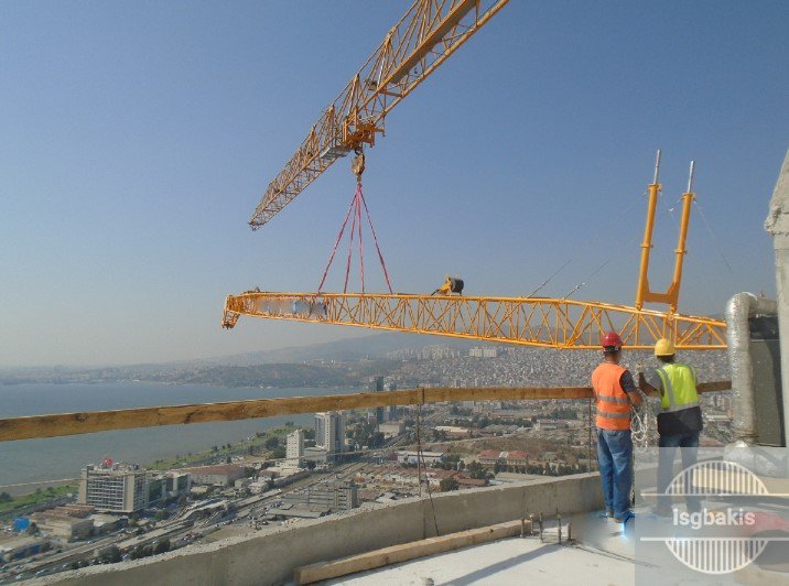 isgbakis's tweet photo. 41-Sapanların bağlantı noktasına kim yürümek ister? #isg #isguvenligi #işgüvenliği #hse #inşaat #şantiye #kırmızıbaret #önceisg #igu #work #forworker #işgüvenliğiuzmanı  #safety #safetyfirst #kulevinç #crane  #vinç #yüksekteçalışma #isgbakis #osgb #pazar #Geçmiş https://t.co/oZXpAF8qVF