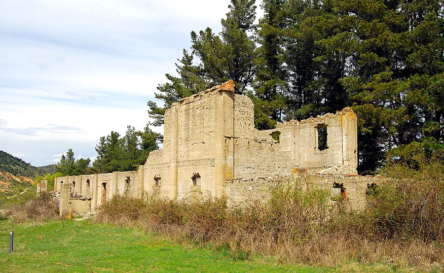En los años posteriores a la Guerra Civil, en las inmediaciones de Lozoyuela se construyó un edificio para los presos que trabajaban en las obras del ferrocarril Madrid-Burgos. Aun puedes verlo SierraNorte.com/carcel-lozoyue… 

#SierraNorteMadrid #SierraNorteDeMadrid