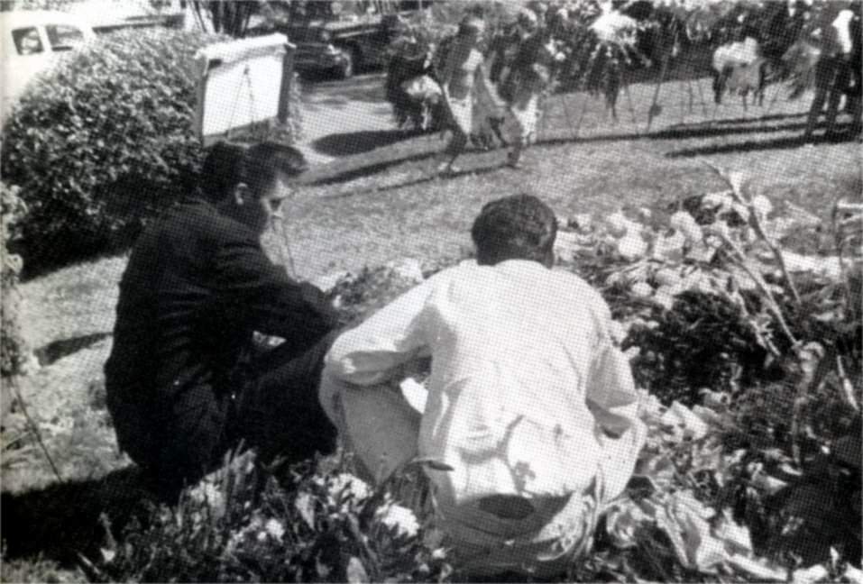les_tones's tweet photo. #ElvisHistory Elvis with his cousin junior Smith at Gladys grave forest Hill cemetery memphis Aug 58 https://t.co/ofnfOxl6Jl