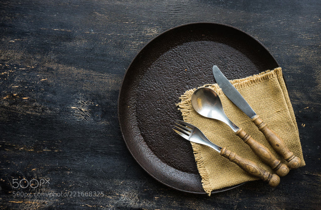 Vintage table setting (автор фото AnnaBogush) #wooden,cafe,cutlery,cutlery set,dark,dinner,flatlay,flatware,fork,kitchen,kitchenware,knife,meal,menu,metal,napkin,plate,restaurant,rustic,serving,set,setting,silverware,spoon,table,table setting,tableware,top view,vintage,no pe…