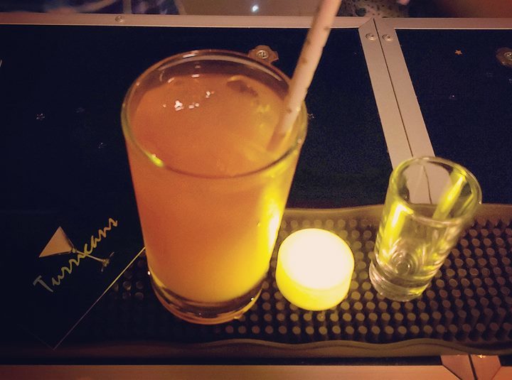 Turricans's tweet photo. AAAAAAAYEEEEEAAAAAAHHHHH!!! Un MaiTai en la azotea bajo la luna. https://t.co/LKHPN0lynf