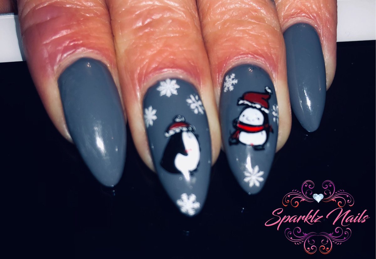 I’m so in love with these little Xmas penguins 🐧 
Who doesn’t love penguins. 
#Penguins #penguinnails #xmasnails