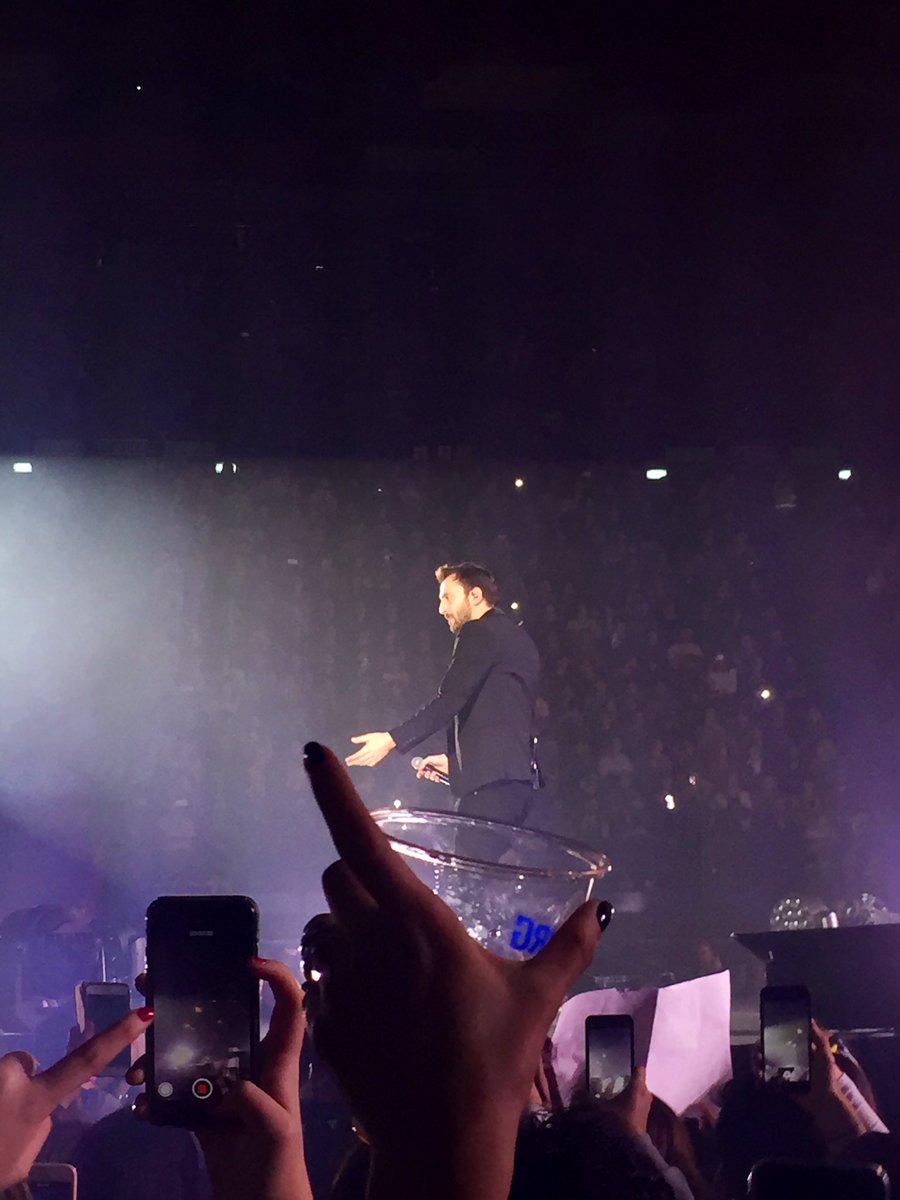 travelbooknotes's tweet photo. - Cosa bevi, Grey Goose?
- No, @CremoniniCesare 😂🌈
#CremoniniLive2018 #effettiottici #cesarecremonini #ilgranfinale https://t.co/DkJddkVDMX
