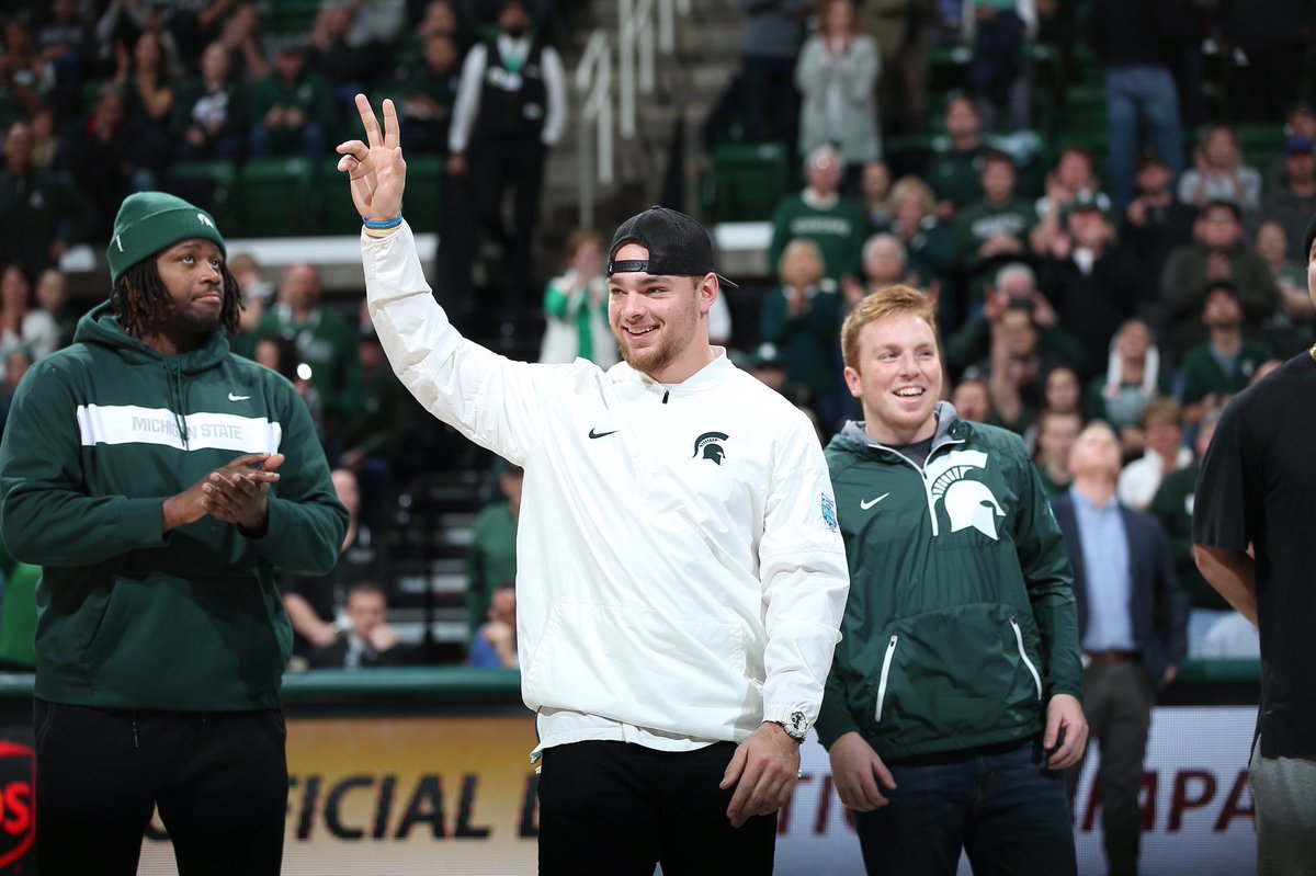MSU_Football's tweet photo. MSU's captains (Joe Bachie, Brian Lewerke, Khari Willis) and first-team All-Big Ten players (Bachie, Matt Coghlin, Kenny Willekes and Raequan Williams) were recognized during halftime of tonight's @MSU_Basketball game. Thank you Spartan fans for your support! #GoGreen https://t.co/ZCmbcLjuoQ