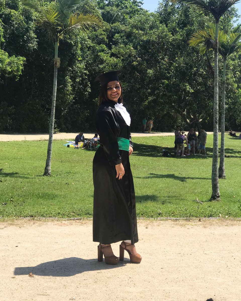 oficialthaa's tweet photo. Gratidão define! #QUEVENHAAFORMATURA #FORMANDA2018 👩🏻‍🎓💉🙏🏻✨🥰❤️💚 https://t.co/sGsN4rcpcQ
